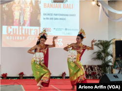 Ika dan Sara dari Komunitas Banjar Bali sedang membawakan tarian Panyembrama. (Foto: VOA/Ariono Arifin)