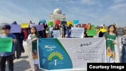 به گفتۀ زنان معترض، طالبان در بیشتر از سه سال پسین، زنان و دختران را از ادامۀ آموزش، تحصیل و کار منع کرده و آنان با این کار شان، نیمی از جامعۀ افغانستان را از اجتماع حذف کرده ‌اند.(عکس ارشیف).