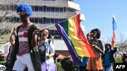 Des Namibiens défilent lors de la gay pride de 2017 à Windhoek, la capitale de la Namibie.