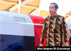 Jokowi mengatakan Kereta Cepat Jakarta-Bandung Whoosh menandai modernisasi transportasi massal yang efisien, ramah lingkungan dan terintegrasi dengan moda transportasi lainnya. (Foto: Courtesy/Biro Setpres)