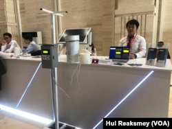 តូប​តាំង​ឧបករណ៍​ស្រាវជ្រាវវិទ្យាសាស្ត្រ​របស់​និស្សិត​ឡាវ​ និង​ថៃ​ នៅ​ក្នុង​ទីក្រុង​វៀងចន្ទន៍​ ប្រទេស​ឡាវ កាល​ពី​ថ្ងៃទី២ ខែមេសា​ ឆ្នាំ​២០២៣។ (ហ៊ុល​ រស្មី/វីអូអេ)