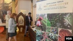 Display produk kopi Toraja pada acara di KJRI San Francisco (VOA/Made Yoni). 