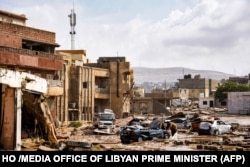 Uništena vozila i oštećene zgrade nakon razorznihpoplava i bujice koje je izazvala mediteranska oluja "Danjel", u Derni, 290 kilometara od Bengazija, na fotografiji koju je objavila vlada istične Libije, 11. septembra 2023.
