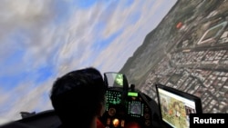 F-16 전투기 조종 시뮬레이터 훈련생이 기기를 운용하고 있다. (자료사진)