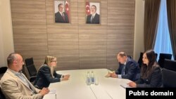 Cavid Abdullayev və Kortni Brasieyer (Mənbə: ABŞ səfirliyi)