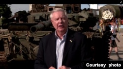 美国国会重量级参议院格雷厄姆2023年5月26日在基辅举行记者会.(路透社视频截屏)