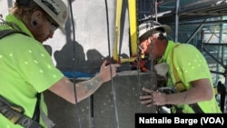 Dalton Woorhees et Donny sont harnachés au 9e niveau de l'immeuble, Washington DC.