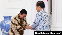 Presiden Jokowi bersalaman dengan salah satu bakal calon presiden Prabowo Subianto di Istana, 30 Oktober 2023. (Foto: Courtesy/Biro Setpres) 