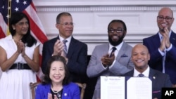 웨스 무어 메릴랜드 주지사가 17일 마리화나 관련 경범죄자들에 대한 사면을 단행하는 행정명령을 들어보이고 있다.