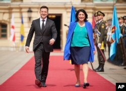 "ოცნებამ" ზურაბიშვილს 10-ზე მეტი უცხოური ვიზიტი დაუბლოკა, მათ შორის უკრაინაში. ბერლინსა და ბრიუსელში ვიზიტების გამო, პრეზიდენტი კონსტიტუციის დარღვევაში დაადანაშაულა და იმპიჩმენტის პროცედურა წამოიწყო