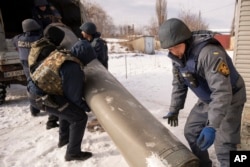 우크라이나 전투 요원들이 S-300 대공미사일 탄약을 운반하고 있다. (자료사진)