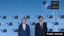 Azərbaycan prezidentinin xarici siyasət məsələləri üzrə köməkçisi Hikmət Hacıyev NATO Baş katibinin köməkçisi Devid Kattler (foto : Azərbaycanın NATO yanındakı missiyasının twitter səhifəsi)