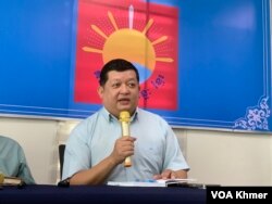 លោក គង់ មុនីកា អគ្គលេខាធិការគណបក្សឆន្ទៈខ្មែរ និងជាសមាជិកព្រឹទ្ធសភា ថ្លែងនៅក្នុងសិទ្នសីទសារព័ត៌មានមួយ នៅស្នាក់ការគណបក្សឆន្ទៈខ្មែរ រាជធានីភ្នំពេញ នាថ្ងៃទី១០ ខែមិថុនា ឆ្នាំ២០២៤។ (លាស់ លីបលីប/វីអូអេ)