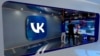 Logo ruske platforme društvenih medija VK (nekada VKontakte) na Međunarodnom ekonomskom forumu u Sankt Peterburgu, Rusija, 15. jun, 2022. (Foto: AFP/Olga Maltseva)