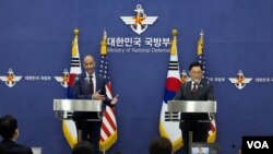 10일 한국 서울 국방부 청사에서 조창래 한국 국방부 정책실장과 비핀 나랑 미국 국방부 우주정책차관보 대행이 제3차 핵협의그룹(NCG) 회의 뒤 공동언론성명을 진행중이다.