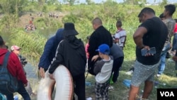 准备渡河的中国人。