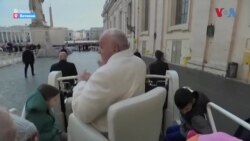 Папата ја загуби капата за време на неделната аудиенција