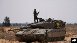 Tentara Israel di dekat perbatasan dengan Jalur Gaza, di Israel selatan, Selasa, 7 Mei 2024. (AP/Tsafrir Abayov)