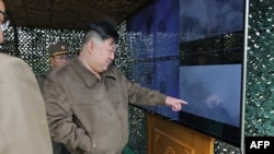 Pemimpin Korea Utara Kim Jong Un mengamati latihan serangan balik nuklir secara virtual dengan unit "artileri roket" yang besar, di lokasi yang dirahasiakan di Korea Utara. (Foto: KCNA via KNS/AFP)