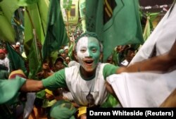 Seorang pendukung Partai Persatuan Pembangunan (PPP) saat melakukan kampanye pemilu di Jakarta 27 Maret 2004. (Foto: REUTERS/Darren Whiteside)