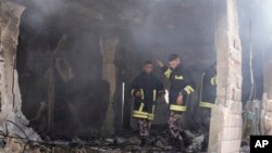 Petugas pemadam kebakaran Palestina menyisir puing-puing di sebuah rumah yang hancur akibat operasi militer di Jenin, kota di Tepi Barat, Jumat, 5 Juli 2024. (Foto: Majdi Mohammed/AP Photo)