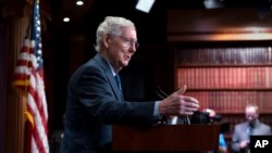 미치 매코넬 상원 공화당 대표가 23일 상원을 통과한 우크라이나와 이스라엘, 타이완 등을 지원하는 대외 안보 지원법안에 관해 설명하고 있다. 