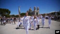 Pesenam Ukraina, Maria Vysotchanska, berpartipasi dalam acara perjalanan obor Olimpiade di Marseille, di selatan Prancis, pada 9 Mei 2024. (Foto: AP/Daniel Cole)