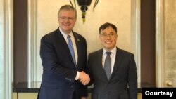 대니얼 크리튼브링크(왼쪽) 미 국무부 동아시아태평양 담당 차관보가 21일 서울에서 최영삼 한국 외교부 차관보와 회동하고 있다. (한국 외교부 제공)