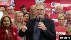 Kiongozi wa Chana Cha Labor, Keir Starmer akifanya kampeni huko Redditch Worcestershir, Julai 3, 2024. Picha na Reuters. 