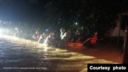 Warga di Demak, Jawa Tengah, dievakuasi akibat banjir yang menerjang wilayah tersebut pada 14 Maret 2024. (Foto: Courtesy of BPBD Kota Demak)