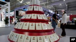 在北京举办的中国国际服务贸易交易会展厅里摆放的中国领导人习近平著作《习近平谈治国理政》。（2022年8月31日）