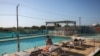 Sejumlah wisatawan tampak bersantai di pinggir kolam renang sebuah hotel di Naxos, Yunani, pada 20 Juni 2024. (Foto: Reuters/Stelios Misinas)