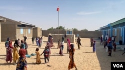 Les élèves de l'école coranique rénovée de Baga-Sola pendant la récréation