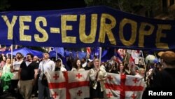 Qytetarët protestojnë kundër propozimit të ashtuquajtur “ligji për agjentët e huaj”, Tbilisi, Gjerogji, 29 prill, 2024. 