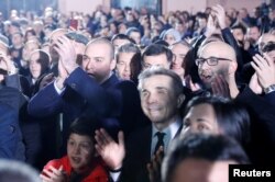 2018 წლის ნოემბერი - ივანიშვილი "ოცნების" მხარდაჭერებთან ერთად, პრეზიდენტად სალომე ზურაბიშვილის არჩევას ზეიმობს