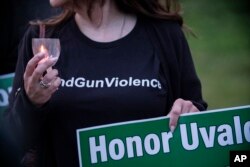 Aksi solidaritas untuk keluarga korban penembakan di Uvalde, Texas, menuntut diakhirinya kekerasan senjata di Newtown, Conn., Kamis, 26 Mei 2022. (AP/Eduardo Munoz Alvarez)