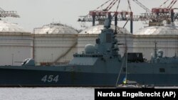 បាតុករ​ជិះ​ទូក​ដោយ​មាន​ទង់ជាតិ​អ៊ុយក្រែន​ប្រឆាំង​នឹង​វត្តមាន​នាវា​ចម្បាំង​រុស្ស៊ី​ប្រភេទ Admiral Gorshkov ដែល​កំពុង​សំចត​នៅ​កំពង់ផែ​ក្រុង Cape Town​ ប្រទេស​អាហ្វ្រិកខាង​ត្បូង​ កាល​ពី​ថ្ងៃ​ទី​១៤ ខែ​កុម្ភៈ ឆ្នាំ​២០២៣ ដើម្បី​ចូល​រួម​ធ្វើ​សមយុទ្ធ​ជាមួយ​កងទ័ព​ជើង​ទឹក​ចិន។