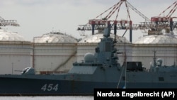 지난 14일 중국, 남아프리카공화국과 합동 훈련 장소로 향하기 위해 남아공 케이프타운에 정박 중인 러시아 해군 고르쉬코프 제독함 인근에서 우크라이나 국기를 단 요트 탑승자들이 항의 시위하고 있다. (자료사진)