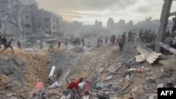 31일 가자지구내 자발리야 난민촌 폭발 현장에서 주민들이 생존자를 찾고 있다.
