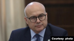 Arhiva - Ministar odbrane Srbije i predsednik Srpske napredne Stranke Miloš Vučević tokom satanka predsednika Srbije Aleksandra Vučića sa delegacijom Nacionalne garde Ohaja, u Predsedništvu Srbije, u Beogradu, 7. septembra 2023. (Foto: FoNet)