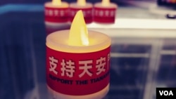 在港版国安法下，香港有前区议员派发电子蜡烛，希望唤起港人的六四记忆。（高锋摄） 
