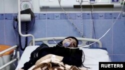 지난 3월 이란에서 가스 공격을 받고 입원한 여학생이 산소호흡기에 의존하고 있다. (자료사진)