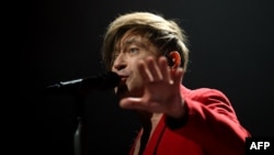 อิกอร์ บอร์ทนิค นักร้องนำและผู้ร่วมก่อตั้งวง Bi-2 ขณะแสดงคอนเสิร์ตที่กรุงวอร์ซอว์ โปแลนด์ เมื่อวันที่ 16 มีนาคม 2024