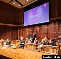 Peni Candrarini menyanyikan lagu Jenang Gulo, diiringi oleh grup gamelan Raga Kusuma dari University of Richmond. (Foto: Dokumen pribadi)