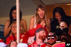 Taylor Swift (tengah) saat menghadiri pertandingan tim Kansas City Chiefs melawan Chicago Bears bersama ibu dari Travis Kelce, Donna Kelce (kiri bawah), 24 September 2023 di Kansas City, Missouri (dok: AP/Reed Hoffmann)