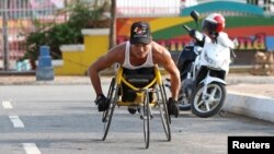 រូបឯកសារ៖ អ្នក​ប្រណាំង​រទេះ​រុញ​កម្ពុជា​មួយរូប នៅលើ​រទេះរុញ​នៅ​ភ្នំពេញ កាលពី​ថ្ងៃ​ទី​១៤ ខែ​ឧសភា ឆ្នាំ​២០១២។