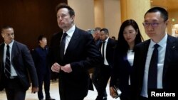 特斯拉首席执行官埃隆·马斯克与特斯拉高层离开北京一家酒店。（资料照片：2023年5月31日）