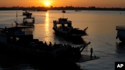 រូបឯកសារ៖ ពលរដ្ឋ​កំពុង​ធ្វើ​ដំណើរ​តាម​ស្រឡាង​ឆ្លង​ទន្លេ​មេគង្គ​ពី​ក្រុង​អរិយក្សត្រ​នៃ​ខេត្ត​កណ្តាល​ទៅ​ទីក្រុង​ភ្នំពេញ កាលពីថ្ងៃទី២៣ ខែមិថុនា ឆ្នាំ២០២៣។ 