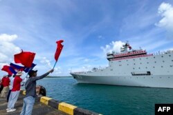 រូបឯកសារ៖ ពលរដ្ឋគ្រវីទង់ជាតិ​ខ្មែរ​និង​ចិន​ ខណៈ​នាវា​ហ្វឹកហ្វឺន Qijiguang របស់ចិនដែលត្រៀម​សំចត​នៅ​កំពង់ផែ​ព្រះសីហនុ នៅខេត្ត​ព្រះសីហនុ កាលពីថ្ងៃទី១៩ ខែឧសភា ឆ្នាំ២០២៤។