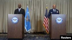 로이드 오스틴(왼쪽) 미 국방장관과 찰스 브라운 합참의장이 19일 독일 람슈타인 공군기지에서 우크라이나방위연락그룹(UDCG) 회의 직후 브리핑하고 있다.